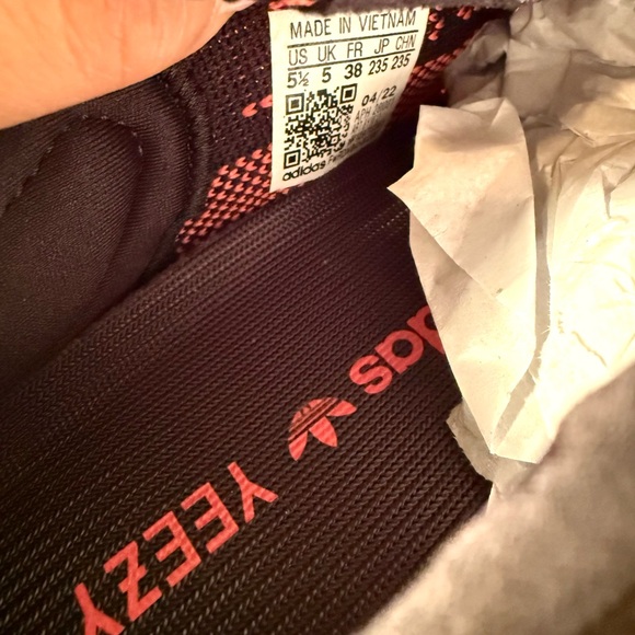 Yeezy Black and Red Interior Detail - Picture 4 of 10